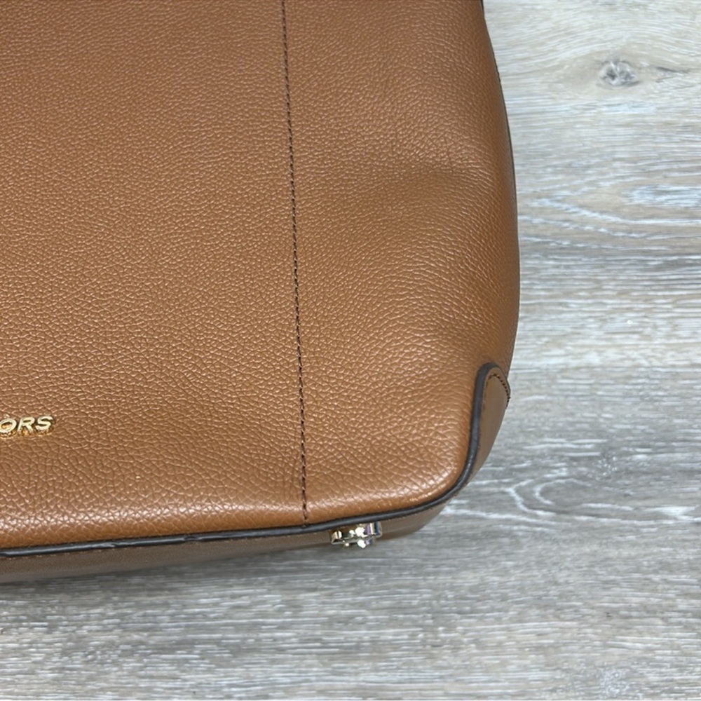 Michael Kors Hayes Bucket Bag! Amazing Condition!! - Picture 7 of 11
